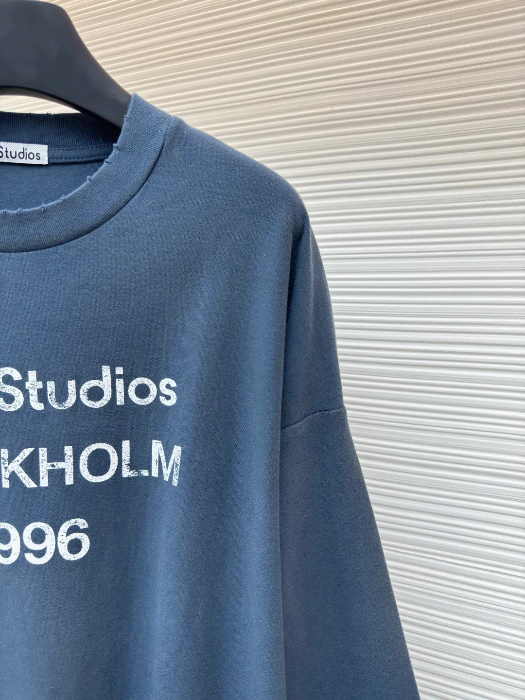 Acne Studios 1966 mud-dyed washed and aged long sleeves ●Authentic product: purchased and developed by 2279 ●Item number: 1680625-A15 ●Fabric: super soft cotton fabric ●Technology: washed and distressed ●Version: loose fit ●Weight: about 395 grams ●Size: S-M-L-XL ●Description: Made of ultra-soft pure cotton fabric, garment-dyed, washed and distressed, the chest part has a dirty feel, and the lower part shows a gradient effect. The neckline is slightly frayed to better fit the overall tone. The overall line is straight and delicate, the fabric is comfortable and soft, and the color is consistent without color difference. It can be matched with the same style to create a fashionable look and control various occasions. Customized accessories, complete with three standards, the same style for men and women!